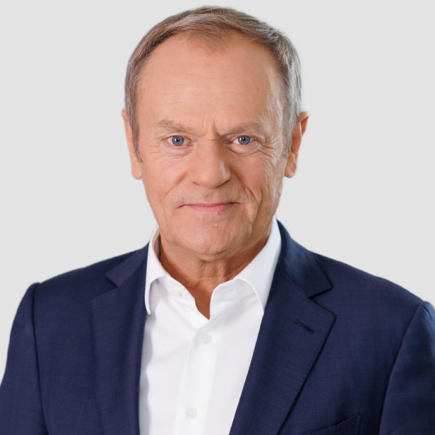 Donald Tusk — portret ilustrujący tekst o priorytetach jego rządu.
