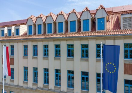 Polska i unijna flaga przy budynku instytucji publicznej w Wieliczce