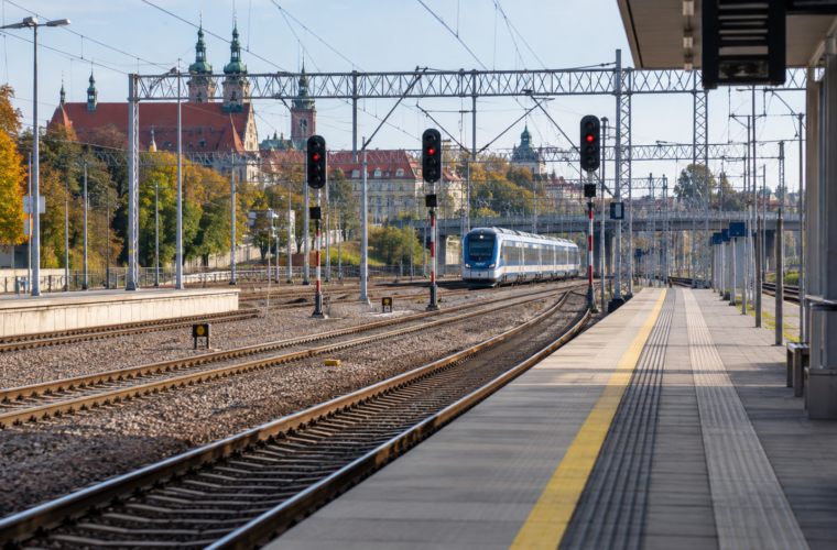 Neutralna ilustracja kolei i infrastruktury publicznej.