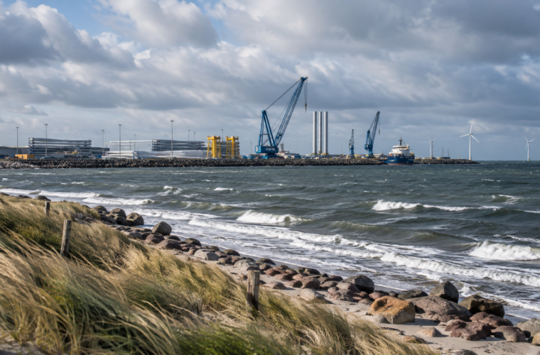 Neutralna ilustracja: wybrzeże i energetyka morska.