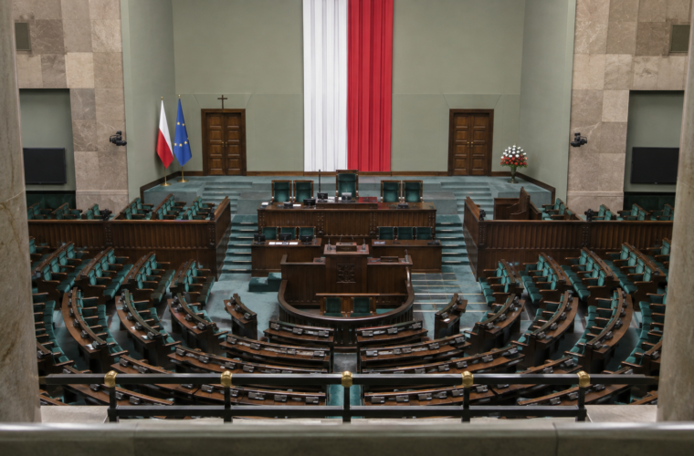 Neutralna ilustracja sali obrad, placeholder do artykułów legislacyjnych.