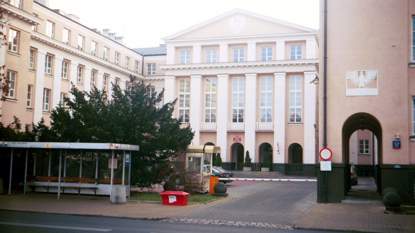 Siedziba Najwyższej Izby Kontroli przy ulicy Filtrowej w Warszawie, fotografia archiwalna.