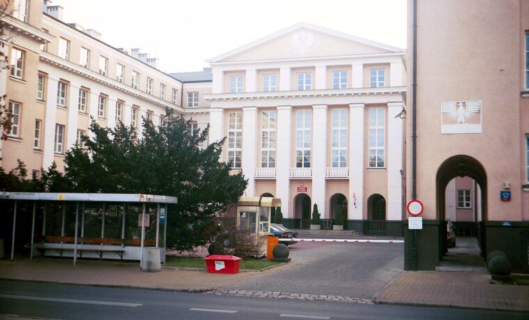 Siedziba Najwyższej Izby Kontroli przy ulicy Filtrowej w Warszawie, fotografia archiwalna.