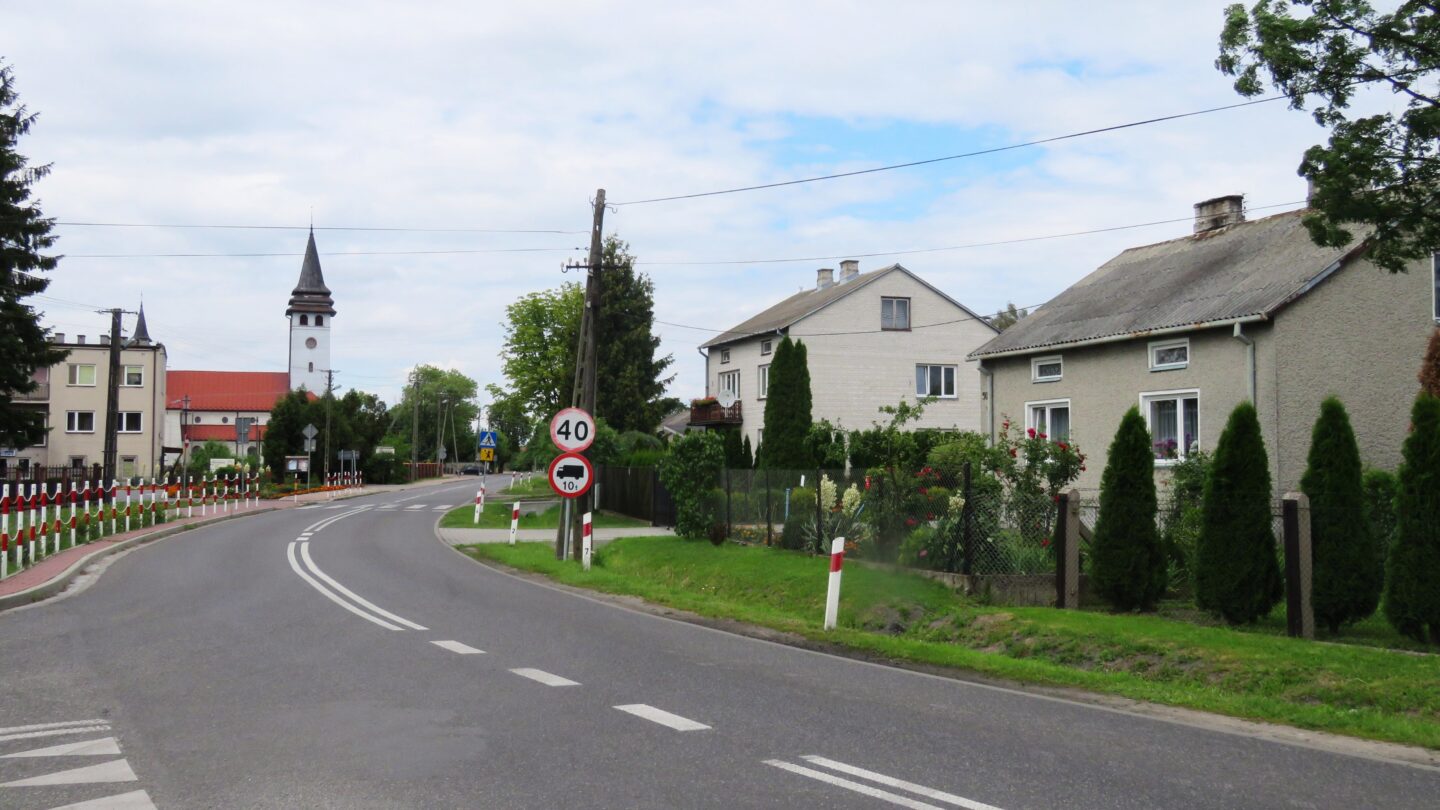 Zabudowa miejscowości Baranów, fotografia miejscowości w gminie związanej z planowaną inwestycją CPK.