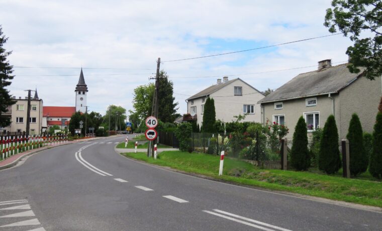 Zabudowa miejscowości Baranów, fotografia miejscowości w gminie związanej z planowaną inwestycją CPK.