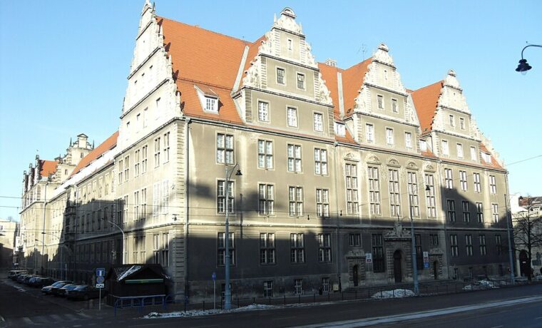 Zabytkowy budynek sądowy przy ulicy Nowe Ogrody w Gdańsku, fotografia ilustracyjna.