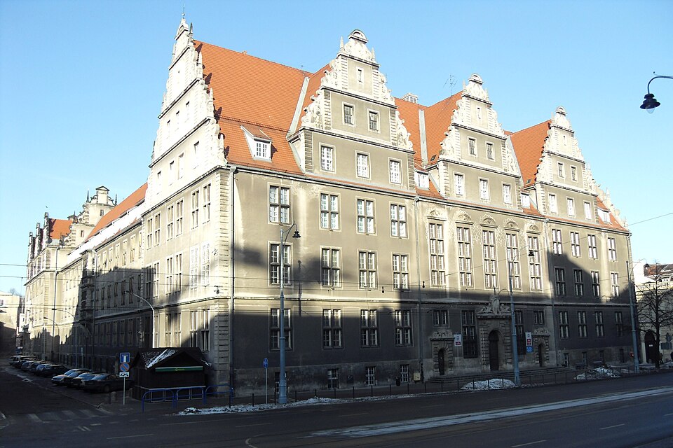 Zabytkowy budynek sądowy przy ulicy Nowe Ogrody w Gdańsku, fotografia ilustracyjna.