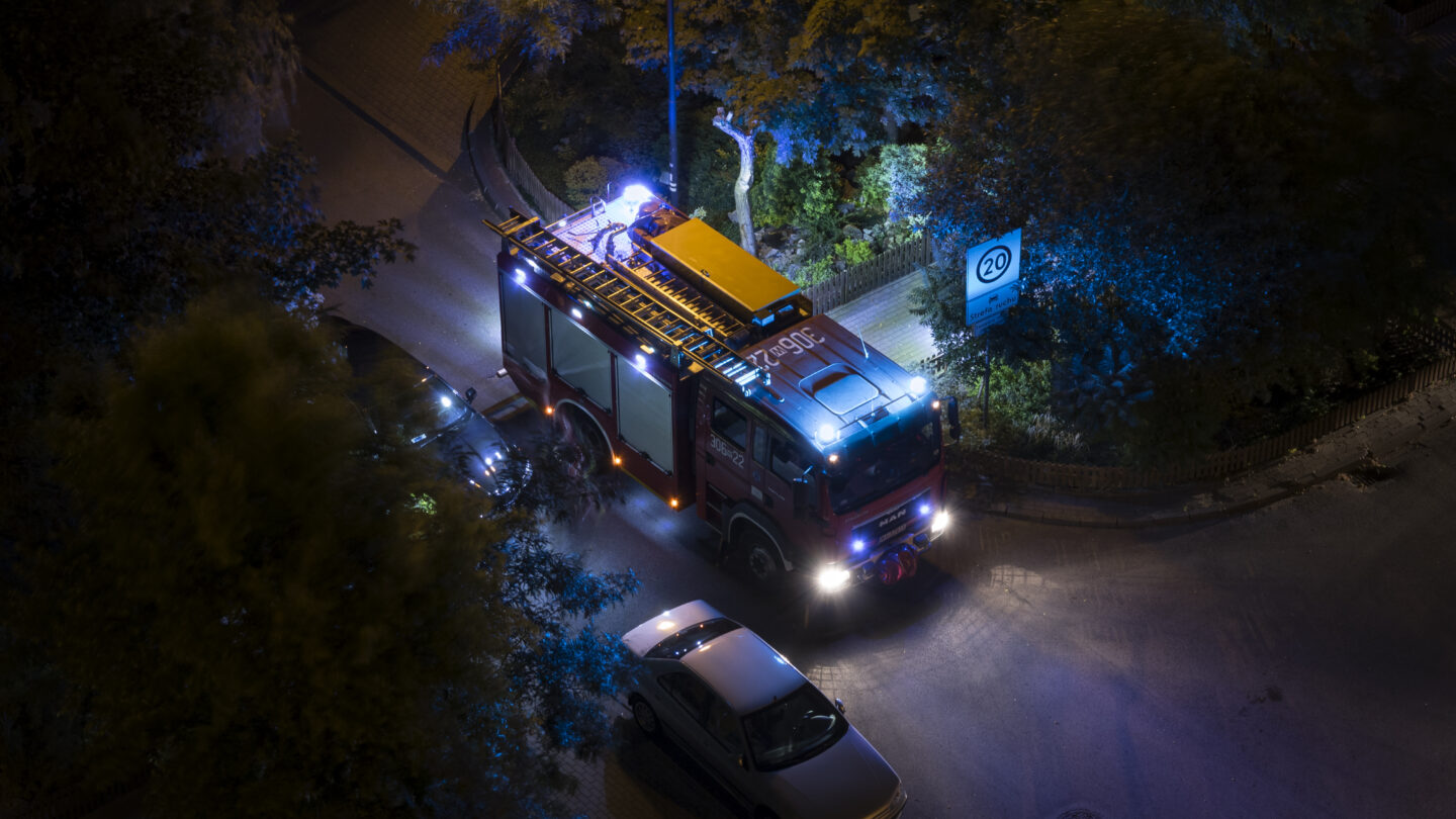 Samochód straży pożarnej w Warszawie, fotografia ilustracyjna, nie przedstawia sprzętu objętego opisywaną kontrolą NIK.
