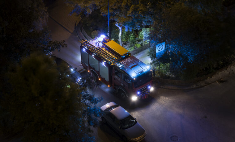 Samochód straży pożarnej w Warszawie, fotografia ilustracyjna, nie przedstawia sprzętu objętego opisywaną kontrolą NIK.