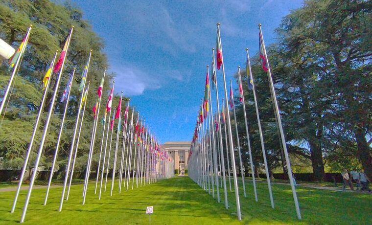 Aleja flag przy Pałacu Narodów w Genewie, fotografia z 2023 roku. Siedziba ONZ, nie dokumentacja posiedzenia 6 października 2026 roku.