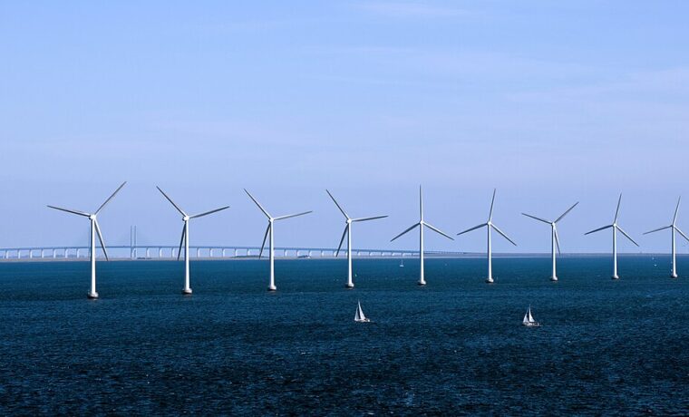Turbiny morskiej farmy wiatrowej przy Kopenhadze. Zdjęcie ilustracyjne technologii, nie przedstawia Baltic Power.
