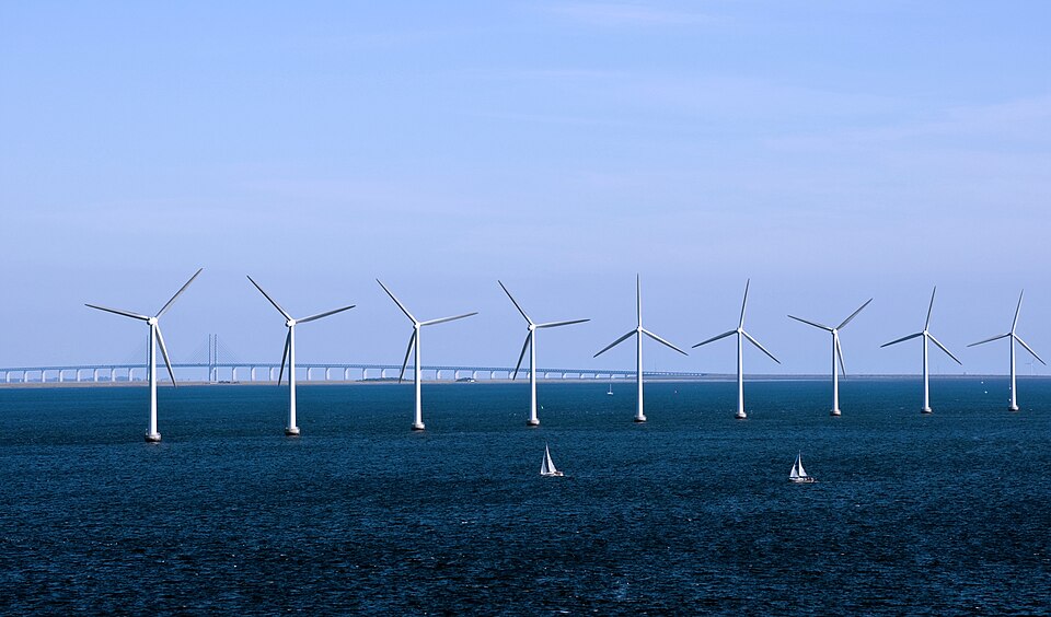 Turbiny morskiej farmy wiatrowej przy Kopenhadze. Zdjęcie ilustracyjne technologii, nie przedstawia Baltic Power.