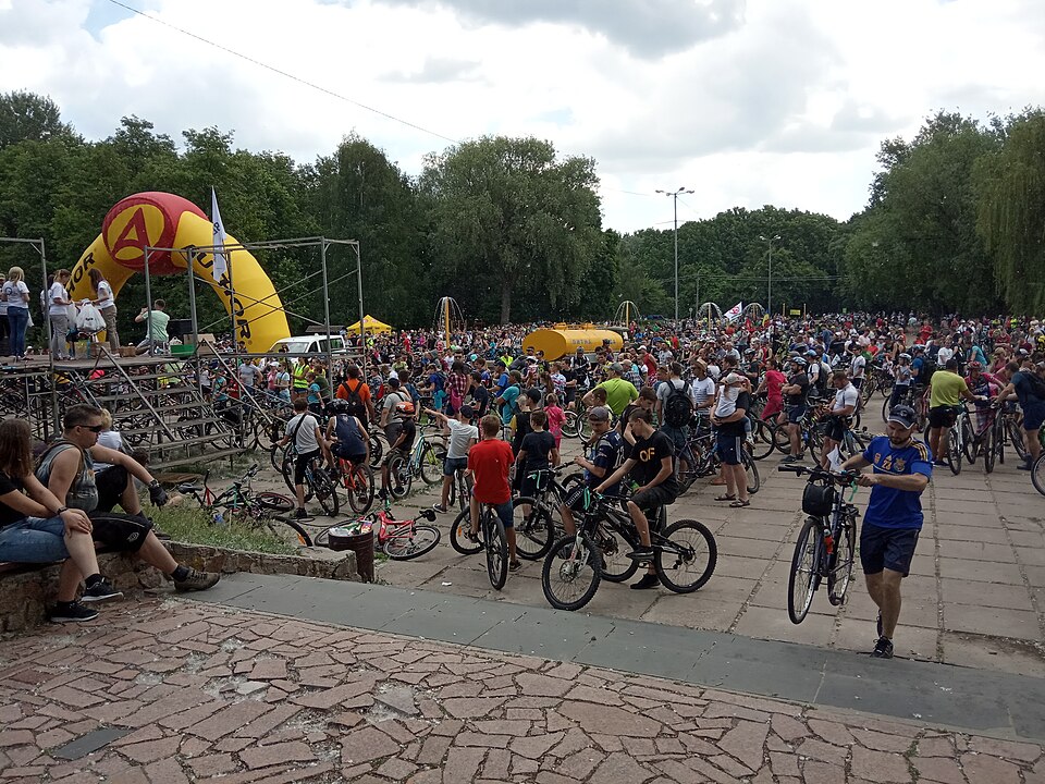 Uczestnicy publicznego Dnia Roweru w Czernihowie na Ukrainie w maju 2019 roku. Fotografia ilustracyjna, nie dokumentacja polskiej reformy przepisów.