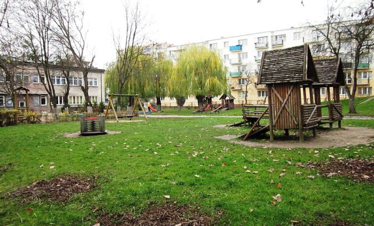 Plac zabaw Przedszkola nr 2 przy ulicy Mazowieckiej 39E w Białymstoku, 15 listopada 2013 roku. Ilustracja opieki, nie uczestników badania BAEL.