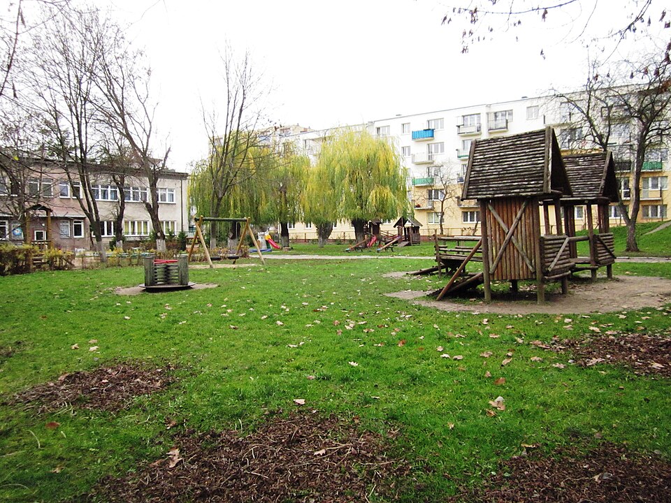 Plac zabaw Przedszkola nr 2 przy ulicy Mazowieckiej 39E w Białymstoku, 15 listopada 2013 roku. Ilustracja opieki, nie uczestników badania BAEL.
