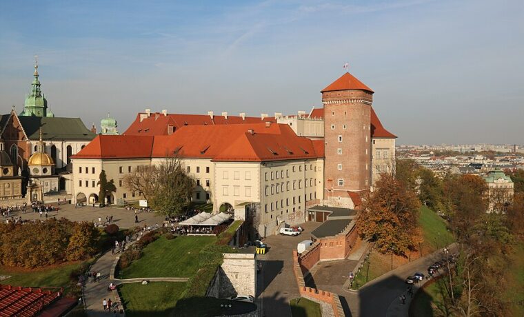 Zamek Królewski na Wawelu widziany z Wieży Sandomierskiej, fotografia z 2019 roku. Nie przedstawia listopadowych wydarzeń w 2026 roku.