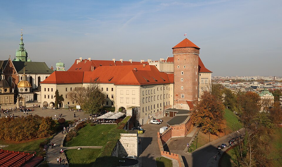 Zamek Królewski na Wawelu widziany z Wieży Sandomierskiej, fotografia z 2019 roku. Nie przedstawia listopadowych wydarzeń w 2026 roku.