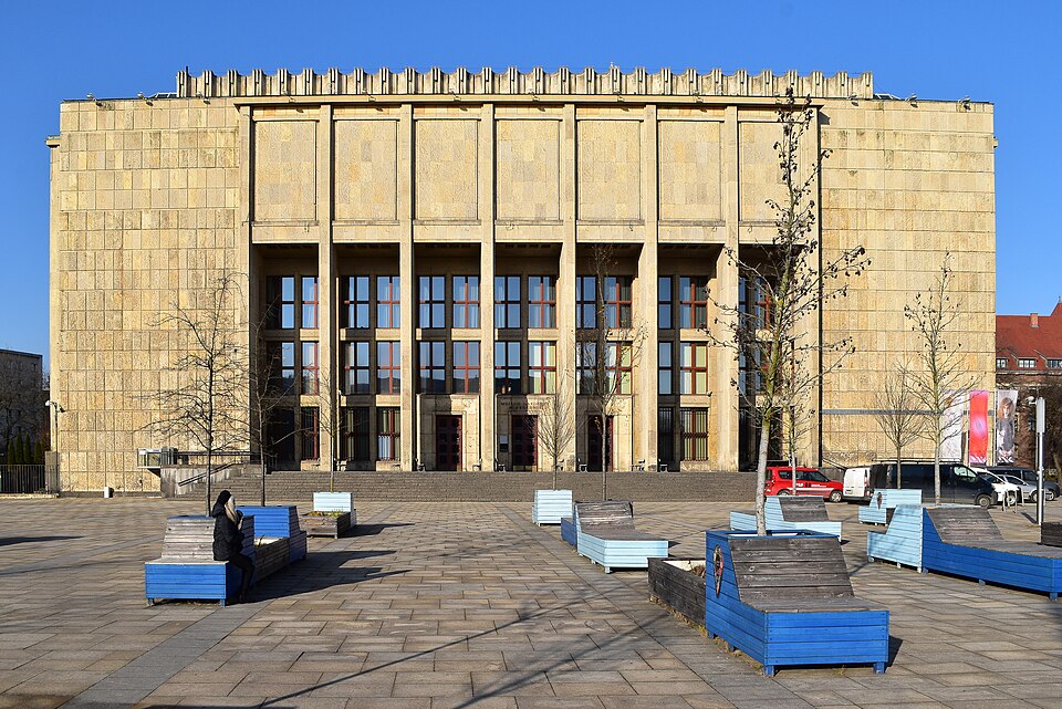 Gmach Główny Muzeum Narodowego w Krakowie, fotografia z listopada 2024 roku. Miejsce wystawy Obywatelka Cepelia, bez reprodukcji jej eksponatów.