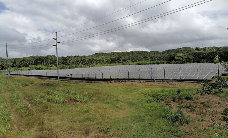 Farma fotowoltaiczna przy Tamarin Fall na Mauritiusie, fotografia z 2021 roku. Ilustracja inwestycji energetycznych, bez przypisania finansowania do funduszy omawianych w artykule.