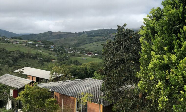 Wiejski krajobraz El Aguacatal w regionie Valle del Cauca w Kolumbii, fotografia z lutego 2026 roku. Ilustracja obszarów wiejskich, nie konkretnego projektu reintegracji.