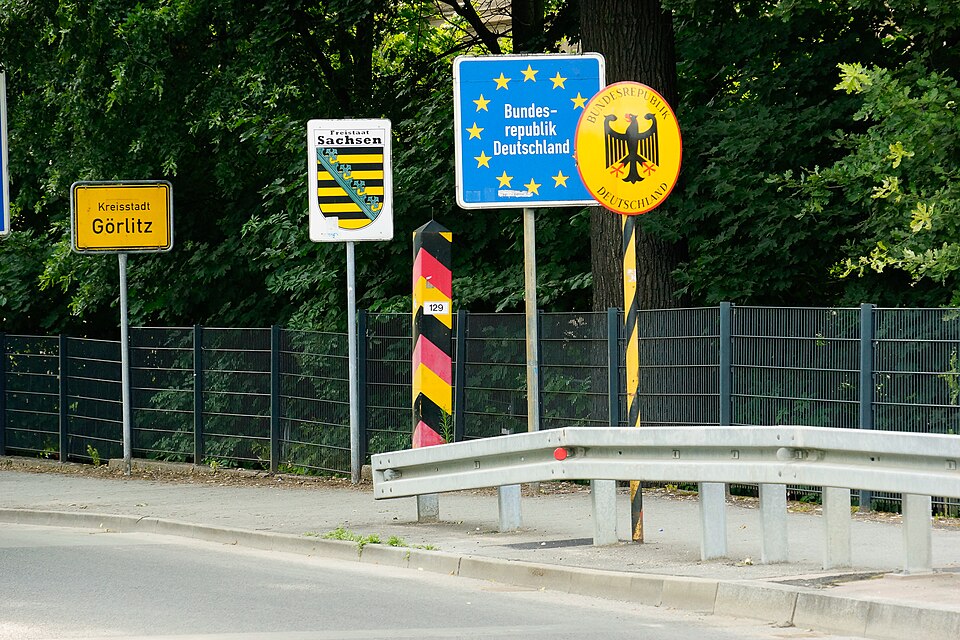 Oznakowanie niemieckiej strony granicy widziane z mostu Jana Pawła II między Zgorzelcem i Görlitz, 19 lipca 2013 roku. Nie pokazuje obecnych kontroli.