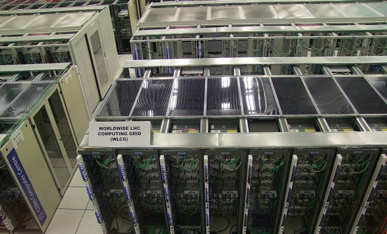 Szafa serwerowa Worldwide LHC Computing Grid, fotografia z 2018 roku. Ilustracja infrastruktury, nie polskiej bazy danych medycznych.