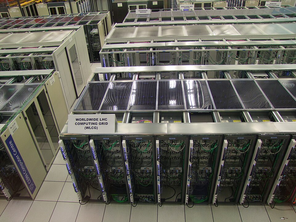 Szafa serwerowa Worldwide LHC Computing Grid, fotografia z 2018 roku. Ilustracja infrastruktury, nie polskiej bazy danych medycznych.
