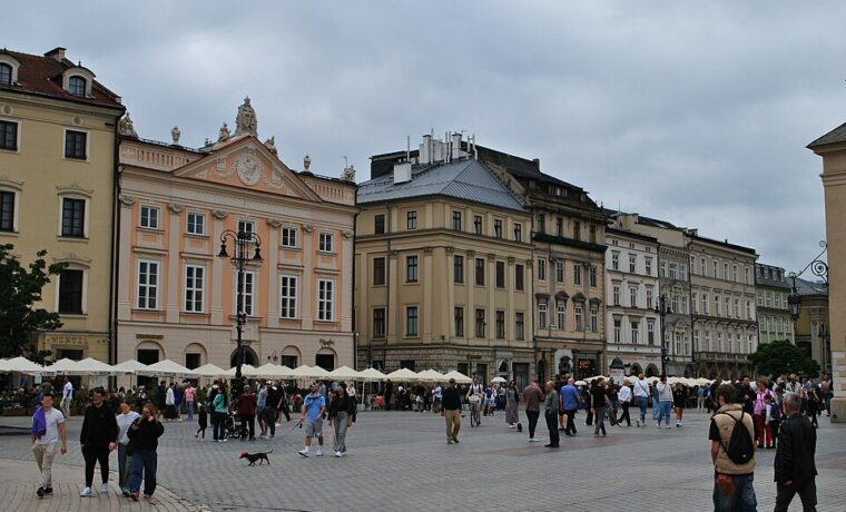 Przechodnie na Rynku Głównym w Krakowie we wrześniu 2025 roku. Ilustracja przestrzeni miejskiej, nie reprezentatywna próba demograficzna mieszkańców Polski.