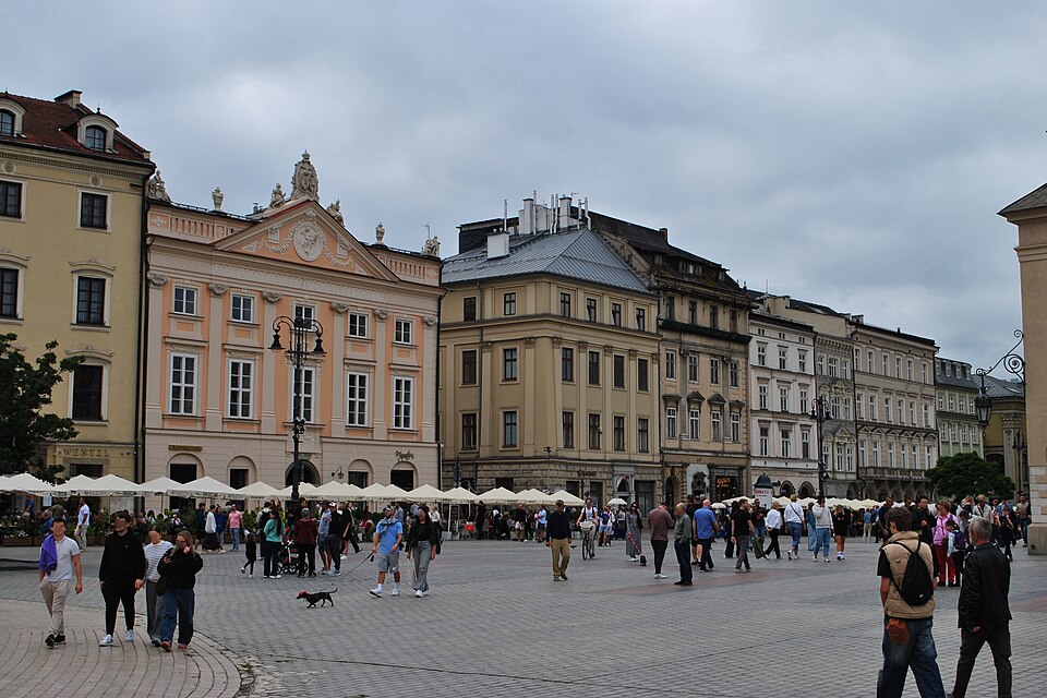 Przechodnie na Rynku Głównym w Krakowie we wrześniu 2025 roku. Ilustracja przestrzeni miejskiej, nie reprezentatywna próba demograficzna mieszkańców Polski.