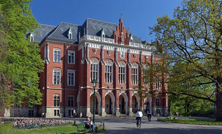 Collegium Novum Uniwersytetu Jagiellońskiego w Krakowie, fotografia z czerwca 2016 roku. Zdjęcie ilustracyjne uczelni, nie dokumentacja kontroli dyplomów.