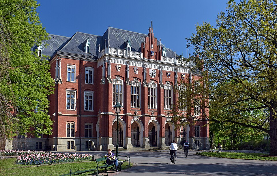 Collegium Novum Uniwersytetu Jagiellońskiego w Krakowie, fotografia z czerwca 2016 roku. Zdjęcie ilustracyjne uczelni, nie dokumentacja kontroli dyplomów.