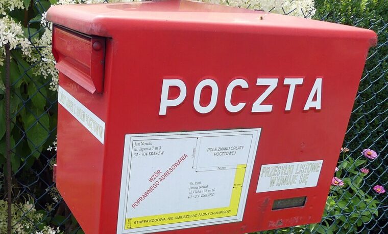 Tradycyjna skrzynka pocztowa Poczty Polskiej w Polsce. Ilustracja korespondencji papierowej, nie interfejs elektronicznej skrzynki e-Doręczeń.