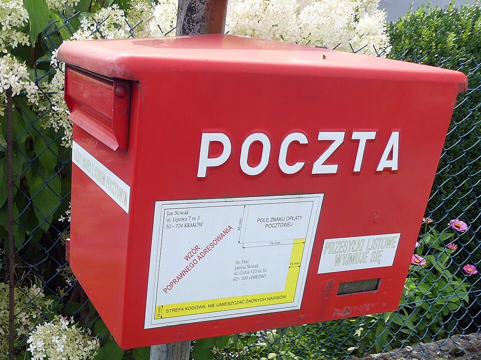 Tradycyjna skrzynka pocztowa Poczty Polskiej w Polsce. Ilustracja korespondencji papierowej, nie interfejs elektronicznej skrzynki e-Doręczeń.
