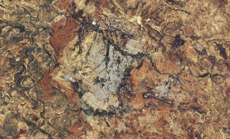 Mekelle w Tigraju na obrazie satelitarnym Landsat z 31 maja 2025 roku. Ilustracja lokalizacji, nie dokumentacja obecnych walk lub zniszczeń.
