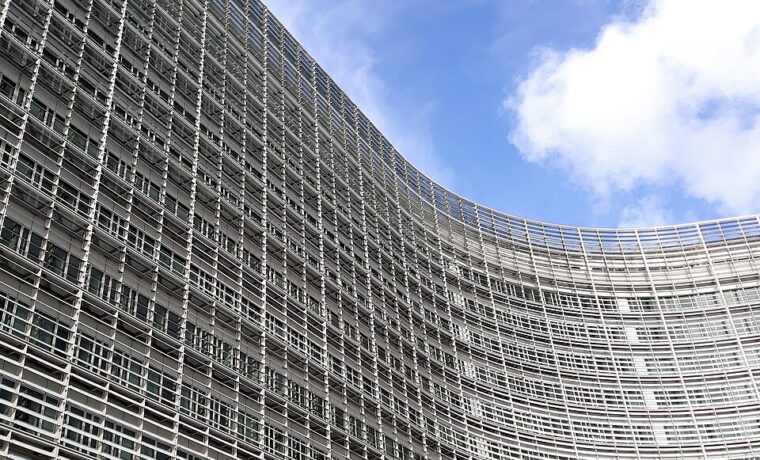 Budynek Berlaymont w Brukseli, siedziba Komisji Europejskiej, fotografia z 2018 roku.