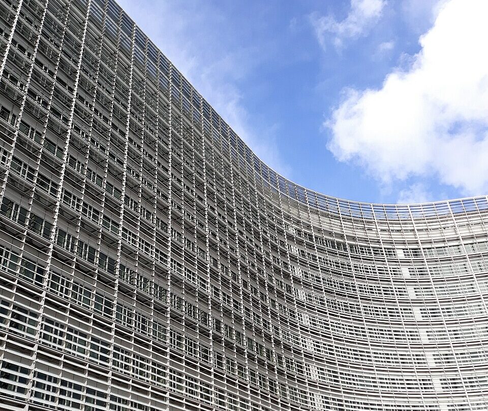 Budynek Berlaymont w Brukseli, siedziba Komisji Europejskiej, fotografia z 2018 roku.