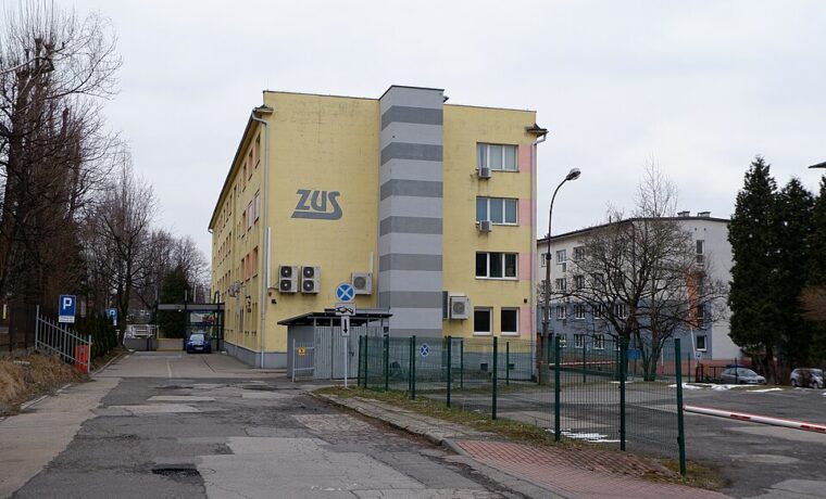 Budynek ZUS przy ulicy Traugutta w Bielsku-Białej, 6 marca 2022 roku. Instytucja obsługująca część opisanych świadczeń; nie wszystkie programy prowadzi ZUS.