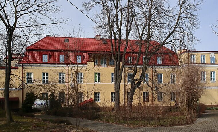 Dom Dziecka Zgromadzenia Sióstr Franciszkanek Rodziny Maryi przy ulicy Klasyków w Warszawie, fotografia z 2023 roku. Ilustracja instytucji pieczy, bez oceny tej placówki.