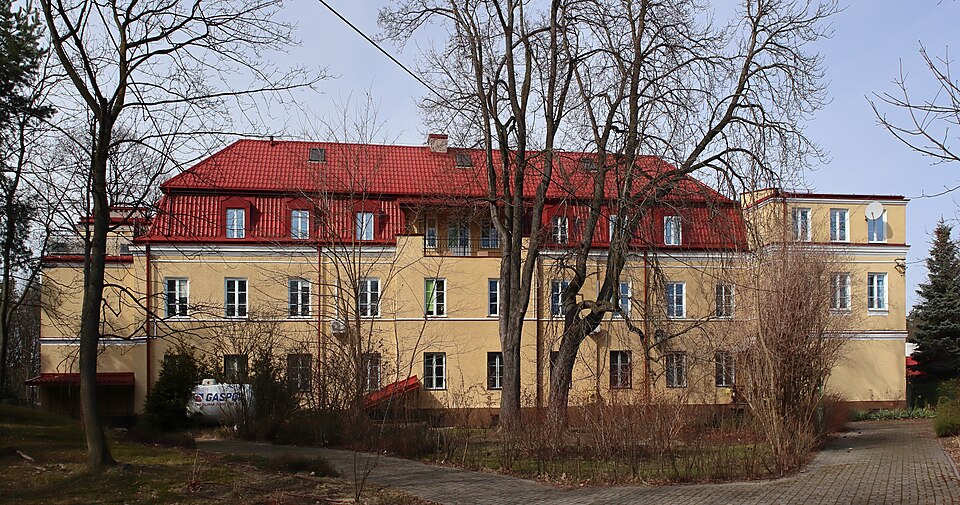 Dom Dziecka Zgromadzenia Sióstr Franciszkanek Rodziny Maryi przy ulicy Klasyków w Warszawie, fotografia z 2023 roku. Ilustracja instytucji pieczy, bez oceny tej placówki.