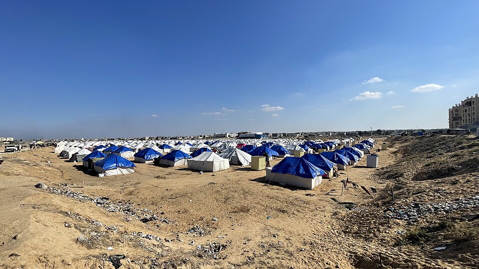 Namioty osób przesiedlonych z północnej Gazy, fotografia Jaber Jehad Badwana z 30 listopada 2024 roku. Zdjęcie archiwalne, nie aktualny pomiar potrzeb schronienia.