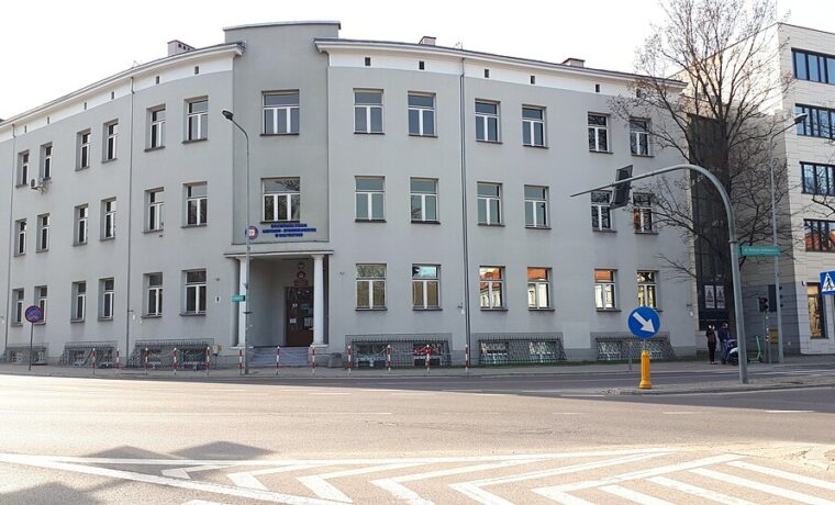 Wojewódzka Stacja Sanitarno-Epidemiologiczna w Białymstoku, fotografia z 11 kwietnia 2021 roku. Nie przedstawia spotkania w MZ ani uczestników szkolenia.