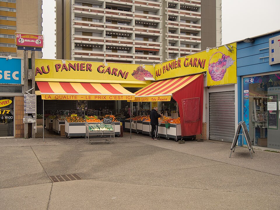 Sklep z warzywami i owocami Au panier garni w Saint-Étienne we Francji, fotografia z 2022 roku. Ilustracja wydatków na żywność, nie polskiego badania GUS.