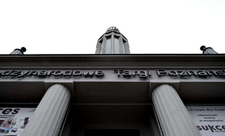 Hala reprezentacyjna Międzynarodowych Targów Poznańskich, fotografia archiwalna. Nie przedstawia kongresu IAC 2027.