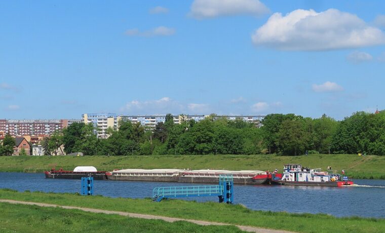 Barka i holownik RSP-SB 77 na Starej Odrze we Wrocławiu, fotografia z 15 maja 2022 roku. Ilustracja żeglugi śródlądowej, nie dokumentacja przewozów z 2025 roku.