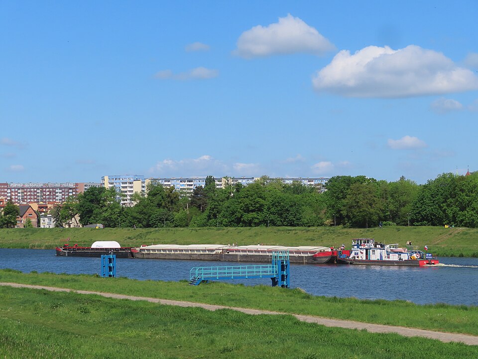 Barka i holownik RSP-SB 77 na Starej Odrze we Wrocławiu, fotografia z 15 maja 2022 roku. Ilustracja żeglugi śródlądowej, nie dokumentacja przewozów z 2025 roku.