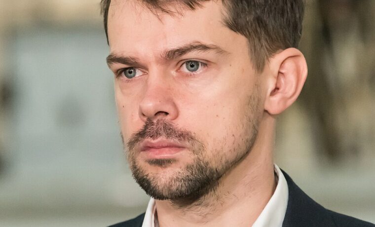 Michał Kołodziejczak podczas konferencji prasowej w Sejmie w 2023 roku. Fotografia archiwalna.
