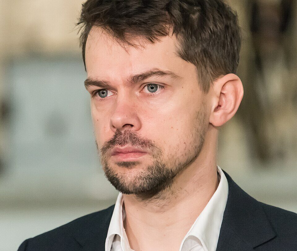 Michał Kołodziejczak podczas konferencji prasowej w Sejmie w 2023 roku. Fotografia archiwalna.