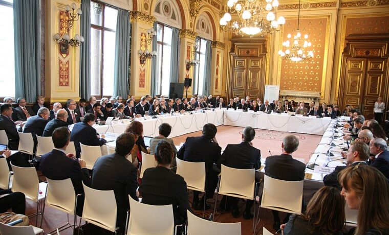 Konferencja współorganizowana przez Wielką Brytanię i UNSMIL w Londynie w październiku 2015 roku. Fotografia archiwalna, nie spotkanie w Tunisie z 4 października 2026 roku.