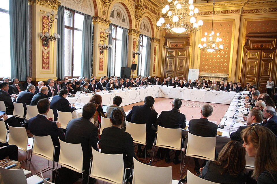 Konferencja współorganizowana przez Wielką Brytanię i UNSMIL w Londynie w październiku 2015 roku. Fotografia archiwalna, nie spotkanie w Tunisie z 4 października 2026 roku.
