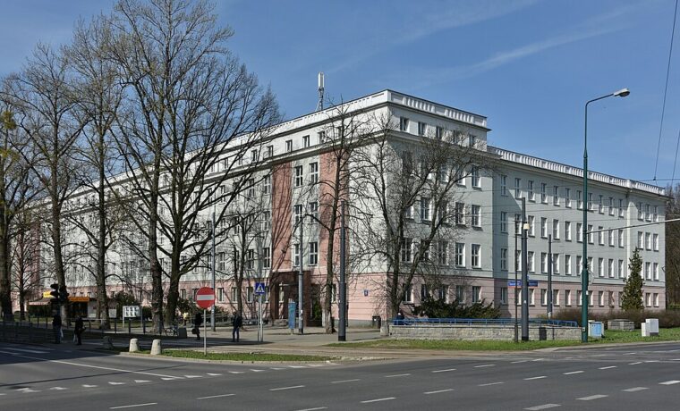 Budynek przy ulicy Rakowieckiej 26/30 w Warszawie, gdzie mieści się Centrala NFZ. Fotografia archiwalna z 2017 roku.